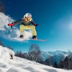 Jaką kurtkę na snowboard wybrać, aby uniknąć zimna i wilgoci?