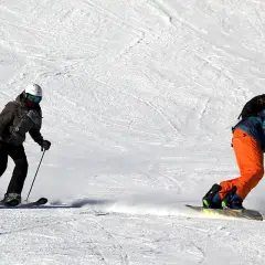 Co łatwiejsze narty czy snowboard? Odkryj prawdę o nauce!