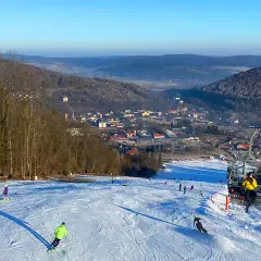 Wyciągi narciarskie w Bieszczadach – najlepsze stoki i godziny otwarcia