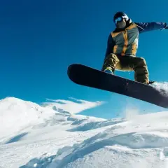 Jak wybrać idealną deskę snowboardową do freestyle? Sprawdź modele!