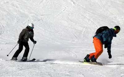 Co jest szybsze: narty czy snowboard? Porównanie prędkości i techniki