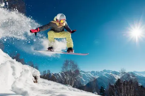 Jaką kurtkę na snowboard wybrać, aby uniknąć zimna i wilgoci?