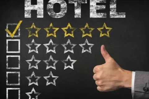 Za co hotel dostaje gwiazdki? Odkryj tajemnice ocen hotelowych