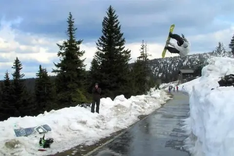 Gdzie na snowboard w Czechach? Odkryj najlepsze stoki i ośrodki