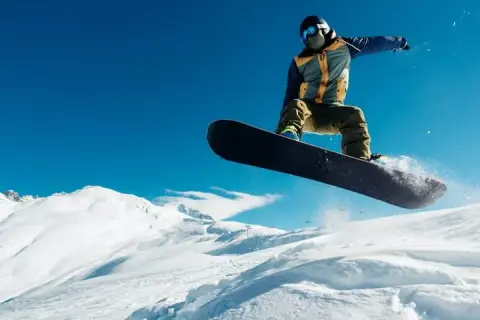 Jak wybrać idealną deskę snowboardową do freestyle? Sprawdź modele!