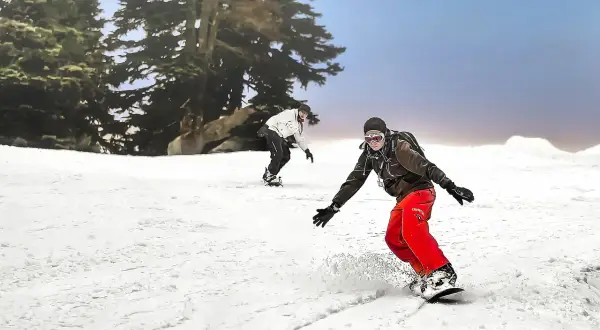 Jak się jeździć na snowboardzie? Kluczowe techniki dla początkujących