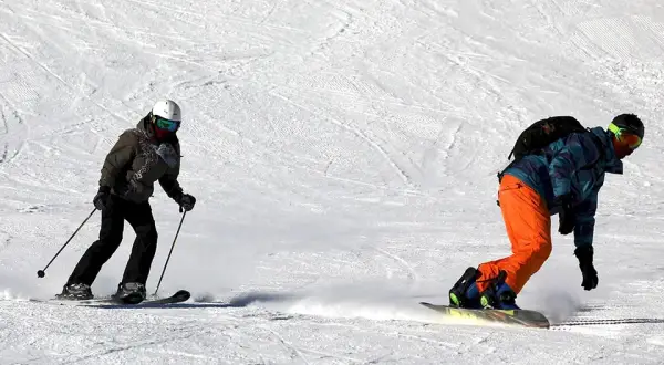 Co jest szybsze: narty czy snowboard? Porównanie prędkości i techniki