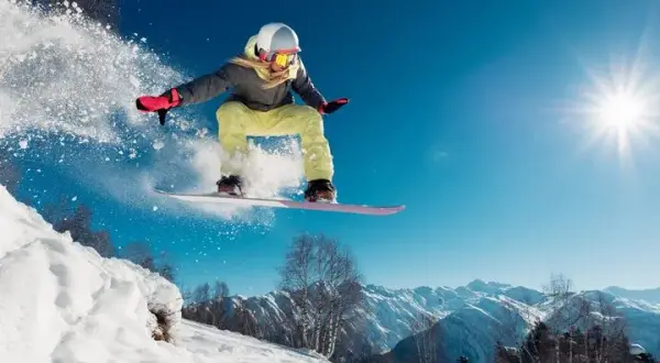 Jaką kurtkę na snowboard wybrać, aby uniknąć zimna i wilgoci?