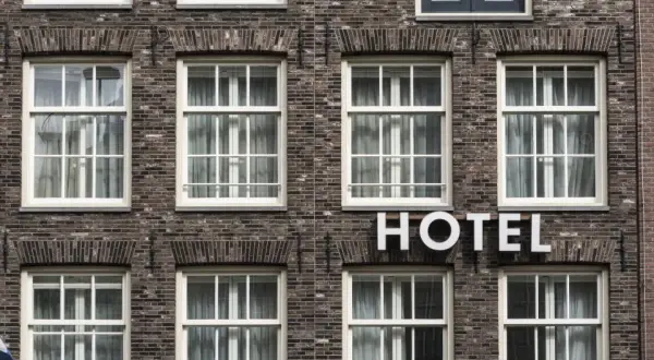 Ile kosztuje budowa hotelu? Odkryj ukryte koszty i czynniki wpływające