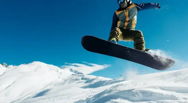 Jak wybrać idealną deskę snowboardową do freestyle? Sprawdź modele!