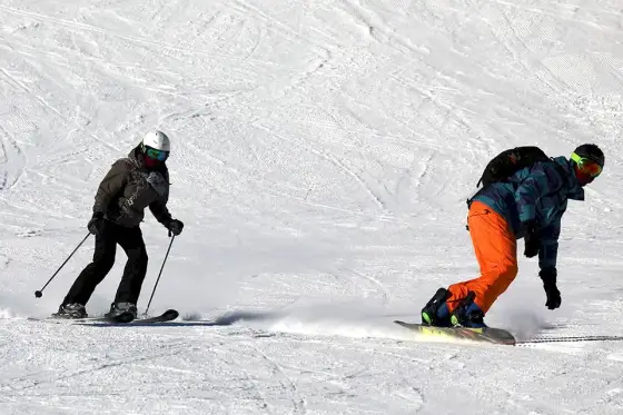 Co jest szybsze: narty czy snowboard? Porównanie prędkości i techniki