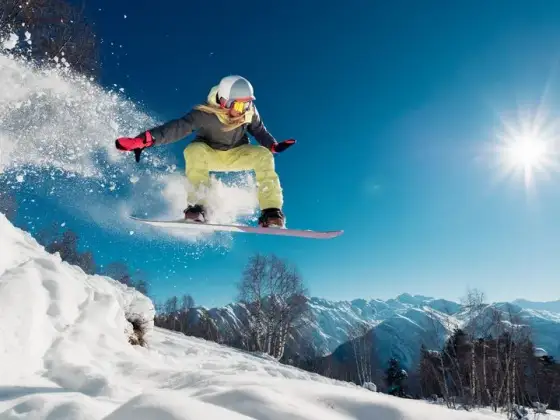 Jaką kurtkę na snowboard wybrać, aby uniknąć zimna i wilgoci?